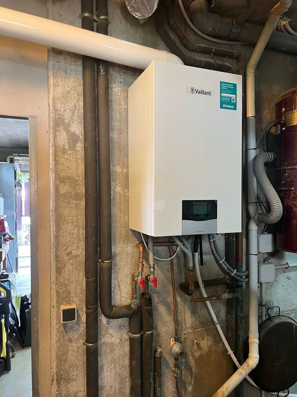 Instalación de caldera de condensación Vaillant ecoTEC plus en un garaje de Palma