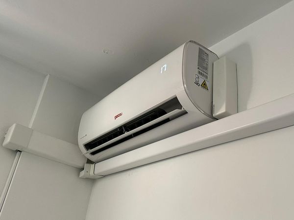Split Giatsu inverter instalado con canaleta vista