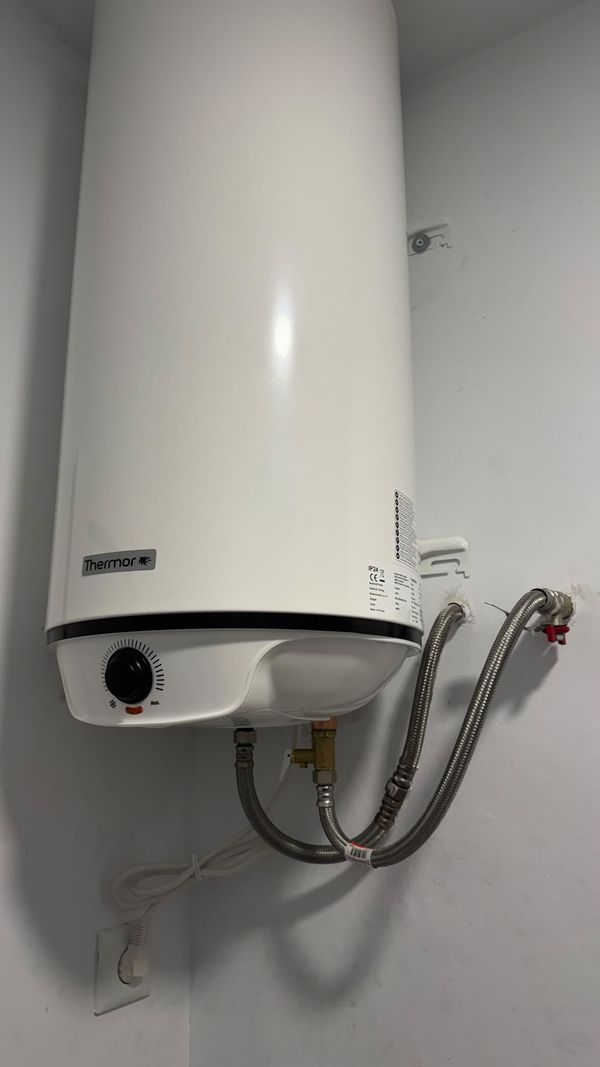 Termo eléctrico Thermor instalado con latiguillos flexibles nuevos